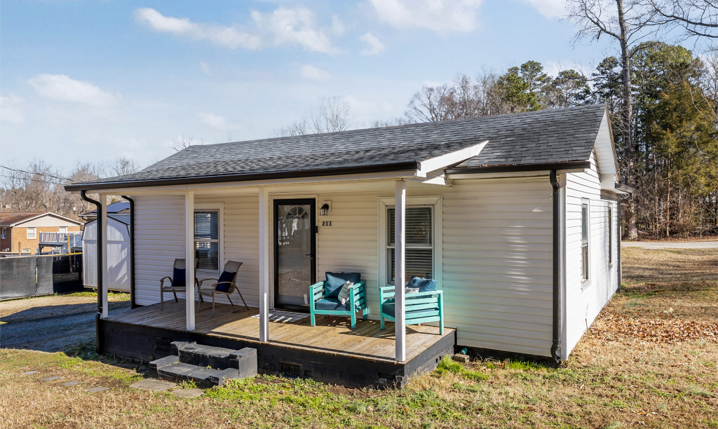 211 Franklin Ave side view of house from Walnut